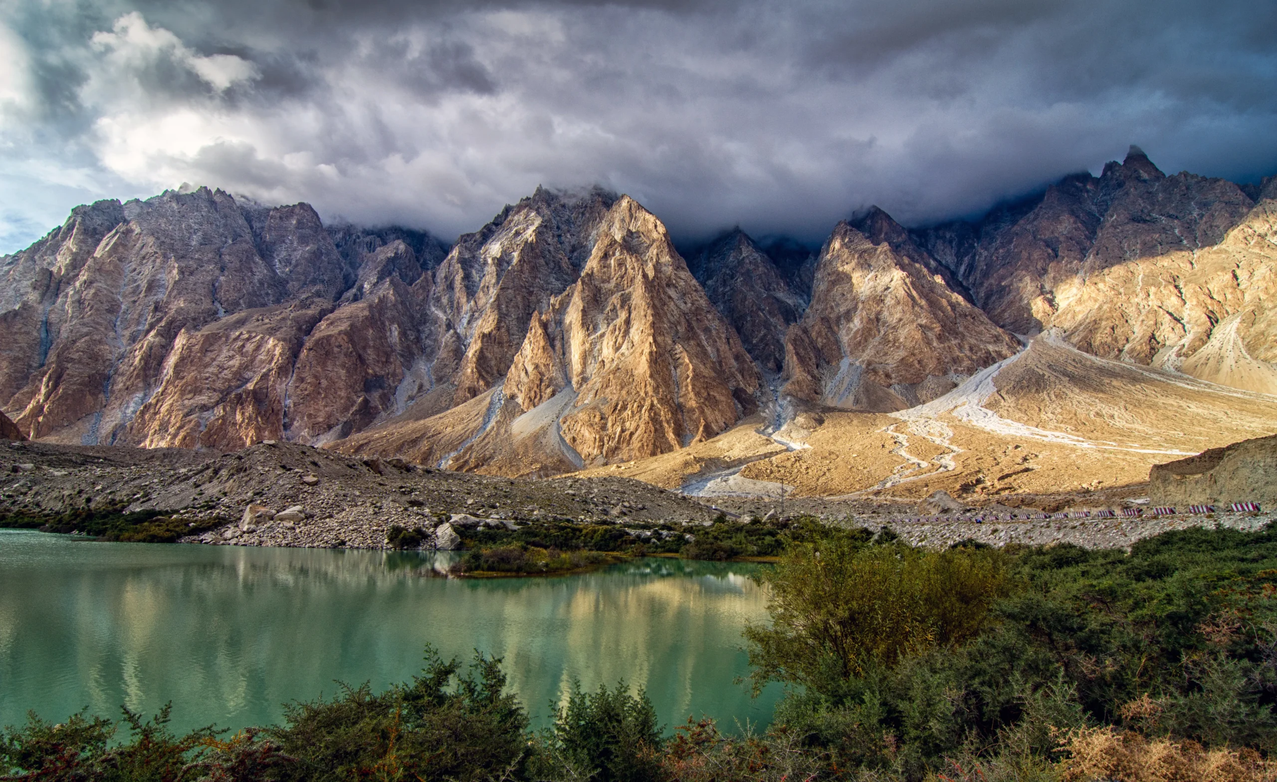Batura_Lake_near_Passu_Cones_Hunza_valley